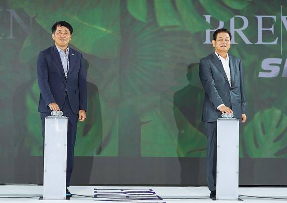 ▲24일 서울 코엑스에서 개최된 '프리뷰 인 서울 2022' 개막식에서 장영진 산업통상자원부 차관(왼쪽), 이상운 섬유산업연합회 회장 등이 참석해 개막 세리머니 행사를 가졌다. / 사진=효성