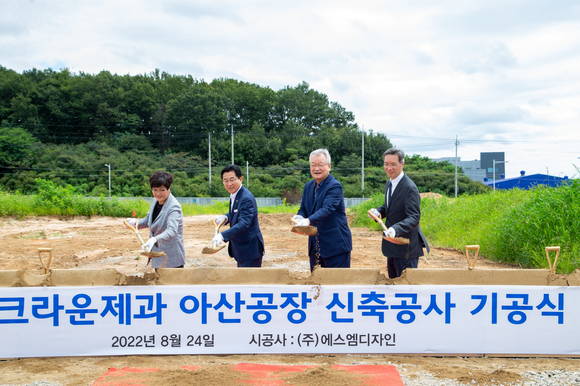▲윤영달 크라운해태제과 회장(오른쪽 두 번째), 윤석빈 크라운제과 대표(첫 번째), 박경귀 아산시장(세 번째), 김희영 아산시의회 의장(네 번째)이 지난 24일 크라운제과 아산신공장 기공식에서 시삽을 하고 있다. / 사진=크라운제과