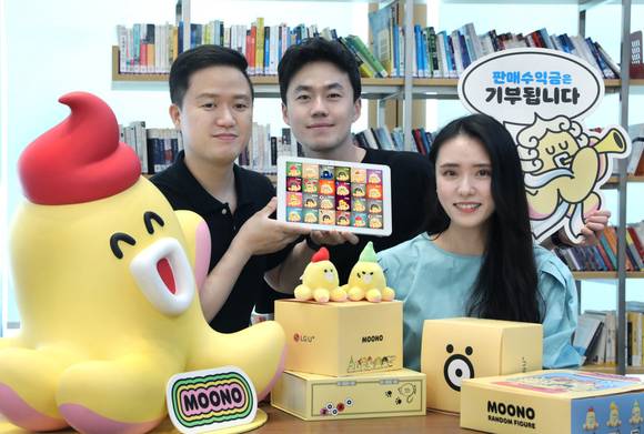 ▲LG유플러스가 9월 5일 자사 대표 캐릭터 ‘무너’로 만든 ‘무너NFT’를 판매한다. 사진은 무너NFT를 소개하고 있는 임직원 / 사진=LG유플러스
