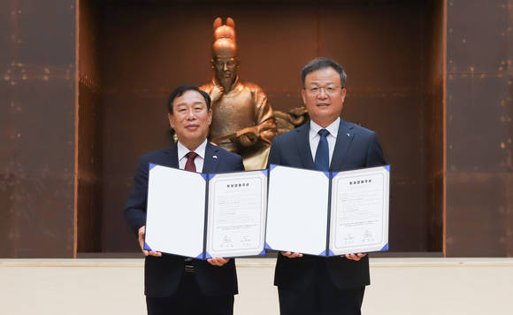 ▲백복인 KT&G 대표(오른쪽)와 최민호 세종특별자치시장이 지난 26일 양해각서 체결 후 기념사진을 촬영하고 있다. / 사진=KT&G