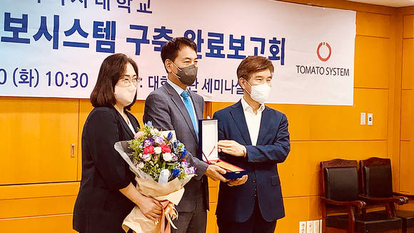 ▲토마토시스템은 숭의여자대학교 차세대 종합정보시스템 구축사업을 성공리에 마무리하고, 지난 30일 열린 완료보고회에서 학교로부터 감사패를 수여 받았다고 밝혔다. / 사진=토마토시스템