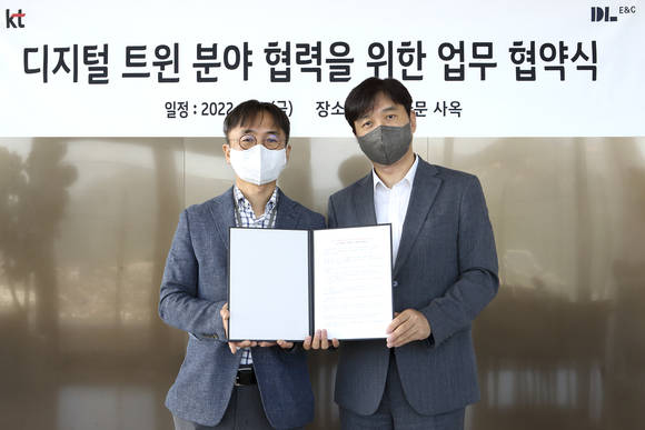 ▲박정호 KT 커스터머DX단장(오른쪽)과 최영락 DL이앤씨 주택기술개발원장이 양해각서를 체결한 뒤 기념촬영을 하고 있다. / 사진=KT
