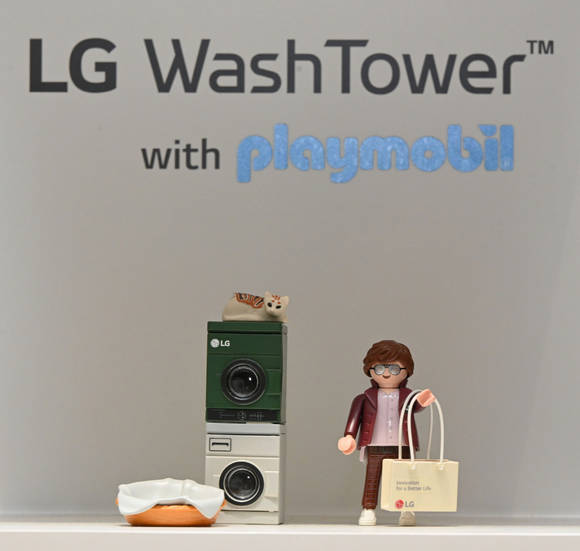 ▲LG전자가 IFA 2022 전시장에서 선보인 LG 워시타워 피규어(왼쪽)와 인테리어 디자이너 피규어 / 사진=LG전자