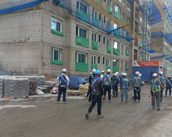 ▲부영그룹이 부산 신항만 7블럭에 짓고 있는 신축 아파트 공사 현장 자체점검을 진행했다. / 사진=부영그룹