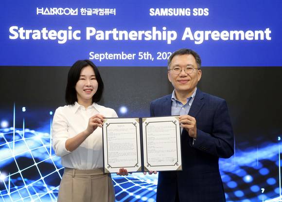 ▲김연수 한글과컴퓨터 대표(왼쪽)와 양재영 삼성SDS RPA사업팀장이 5일 삼성SDS 본사에서 열린 업무협약식에서 기념촬영을 하고 있다. / 사진=한글과컴퓨터