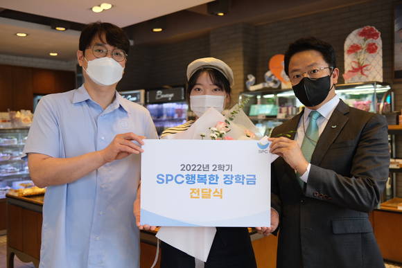▲SPC행복한장학금 장학생으로 선발된 송현지 학생(가운데)이 파리바게뜨 전주중산로점에서 가맹점 대표, SPC행복한재단 관계자와 함께 기념촬영을 하고 있다. / 사진=SPC그룹
