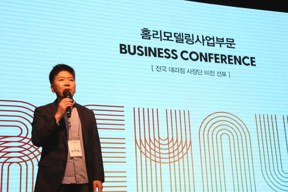 ▲김진태 한샘 대표가 비즈니스 컨퍼런스에서 홈리모델링 대리점의 성장전략을 발표하고 있다. / 사진=한샘