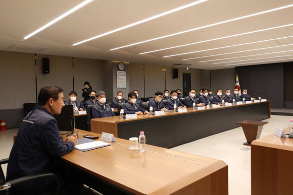 ▲강구영 KAI 사장이 임직원 상견례를 갖고 있다. / 사진=한국항공우주산업