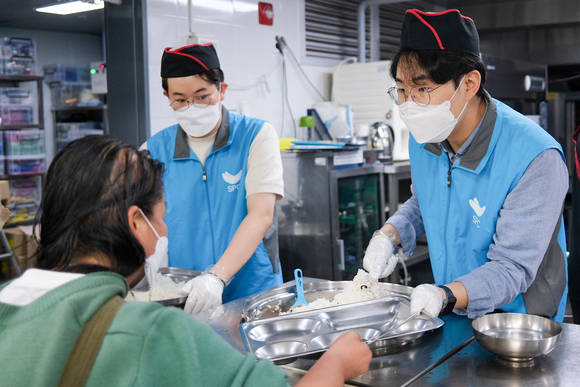 ▲경기도 성남시 노숙인 무료 급식소 ‘안나의집’에서 SPC그룹 임직원들이 배식 봉사활동을 하고 있다. / 사진=SPC그룹