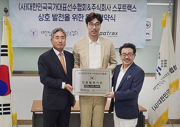 ▲(왼쪽부터) 박노준 대한민국국가대표협회 회장, 김세진 스포트랙스 대표, 김광선 대한민국국가대표협회 수석부회장이 업무협약을 체결한 뒤 기념촬영을 하고 있다. / 사진=스포트랙스