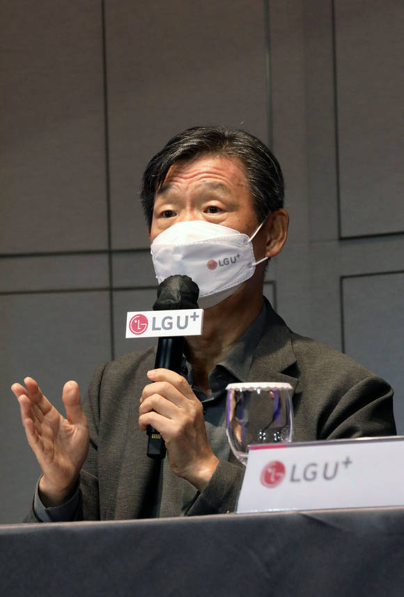 ▲황현식 LG유플러스 사장이 15일 기자간담회에서 질문에 답하고 있다. / 사진=LG유플러스