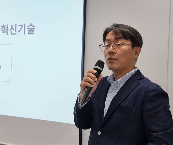 ▲송두근 삼성전자 DS 환경안전센터장 부사장이 지난 16일 기자간담회에서 DS부문 친환경경영 혁신기술을 소개하고 있다. / 사진=삼성전자
