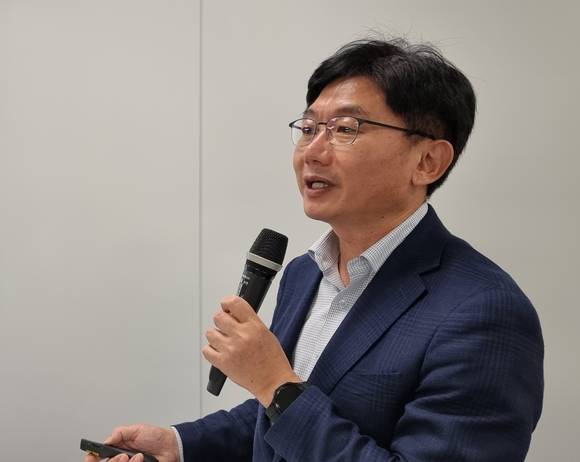 ▲김형남 삼성전자 DX 글로벌CS센터장 부사장이 지난 16일 기자간담회에서 DX 부문 제품환경전략 추진과제를 소개하고 있다. / 사진=삼성전자