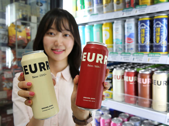 ▲GS25는 버터맥주로 불리는 뵈르비어를 오는 30일부터 선보인다고 밝혔다. GS25에서 모델이 버터맥주를 들고 포즈를 취하고 있다. / 사진=GS25