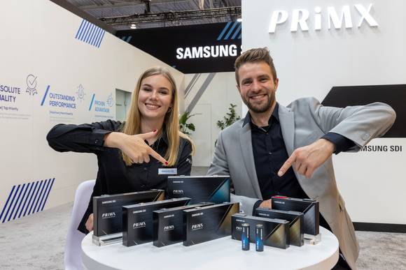 ▲모델들이 '2022 하노버 상용차 박람회' 개막에 앞선 19일 삼성SDI의 PRiMX 배터리 제품들을 선보이고 있다. / 사진=삼성SDI