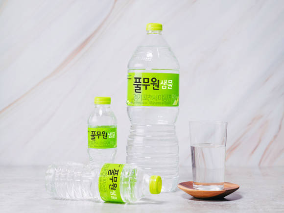 ▲풀무원샘물은 포항 및 경주 지역에 먹는 샘물 ‘풀무원샘물’을 기부한다고 밝혔다. / 사진=풀무원샘물