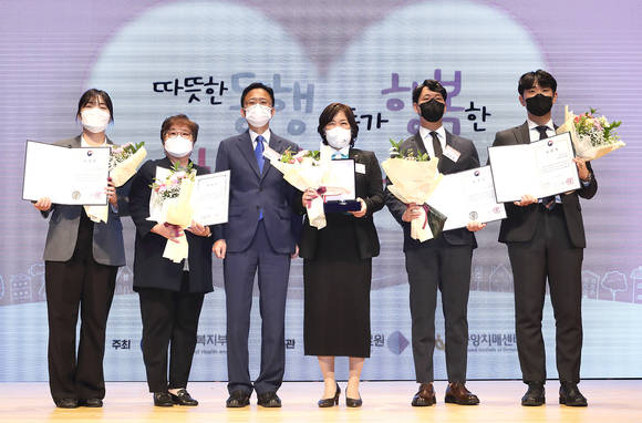 ▲제15회 치매극복의날 기념식에 참석한 최종균 보건복지부 인구정책실장(왼쪽 세 번째)과 KT ESG경영추진실 장윤형 차장(네 번째) 등 관계자들이 기념촬영을 하고 있다. / 사진=KT