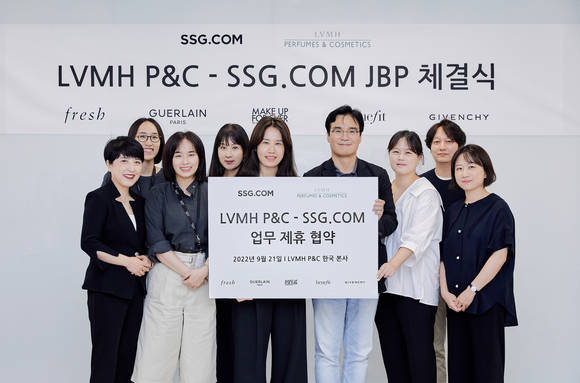 ▲SSG닷컴과 LVMH P&C 관계자들이 지난 21일 업무협약을 체결한 뒤 기념촬영을 하고 있다. / 사진=SSG닷컴