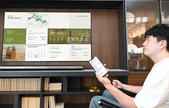 ▲모델이 LG 씽큐 앱에서 모닝브리핑 서비스를 실행해 LG 스마트 TV의 화면을 통해 날씨·교통·일정·메모·차량 등의 정보를 확인하고 있다. / 사진=LG전자