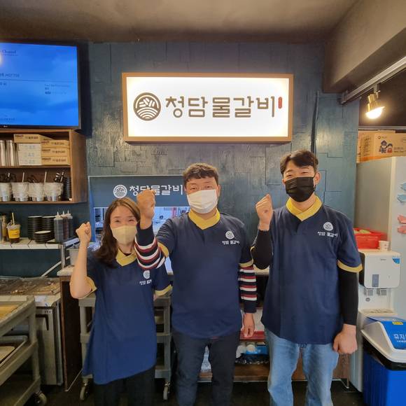 ▲청담물갈비 창원중동점 황주영 점주(가운데)와 김재홍 점장(오른쪽) / 사진=청담물갈비