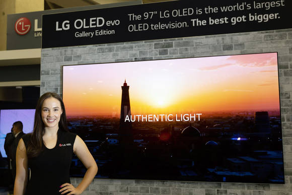 ▲LG전자가 미국 댈러스에서 열린 영상가전 전시회 ‘CEDIA 2022’에 참가해 혁신 TV 신제품을 대거 소개했다. LG전자 모델이 최근 북미 시장에 출시된 97형 올레드 TV를 소개하고 있다. / 사진=LG전자