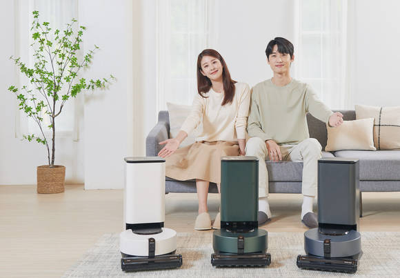 ▲LG전자는 먼지통을 자동으로 비우고 UVC(자외선) LED로 먼지 표면의 세균 증식을 억제하는 신개념 청소기거치대 ‘올인원타워’를 결합한 프리미엄 로봇청소기 ‘코드제로 오브제컬렉션 R9’을 이 달 출시한다고 밝혔다. / 사진=LG전자