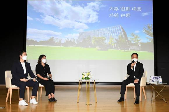 ▲삼성SDI가 3일 ‘친환경경영’을 선언했다. 최윤호 삼성SDI 대표이사(오른쪽 첫 번째)가 지난달 29일 천안사업장에서 열린 임직원 소통 간담회 ‘오픈토크’에서 환경경영을 강조하고 있다. / 사진=삼성SDI