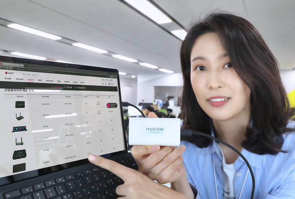 ▲LG유플러스는 국내 강소 무선통신장비 제조사 휴컴와이어리스와 함께 개발한 기업용 5G 동글을 국내 시장에 독점 공급한다고 밝혔다. 사진은 LG유플러스가 판매 중인 산업용 라우터와 5G 동글을 직원이 소개하는 모습 / 사진=LG유플러스