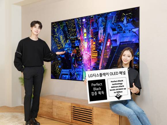 ▲LG디스플레이 모델이 UL솔루션즈의 퍼펙트 블랙 검증 마크를 소개하고 있다. / 사진=LG디스플레이