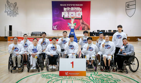 ▲코웨이 휠체어농구단이 전국장애인체육대회 휠체어농구 남자부 1위를 차지해 창단 첫 우승을 달성했다. 코웨이 휠체어농구단 선수들과 관계자들이 기념촬영을 하고 있다. / 사진=코웨이