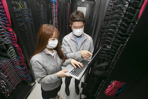 ▲kt cloud 직원들이 하이퍼스케일 AI 존이 구축된 IDC에서 장비를 점검하고 있다. / 사진=kt cloud