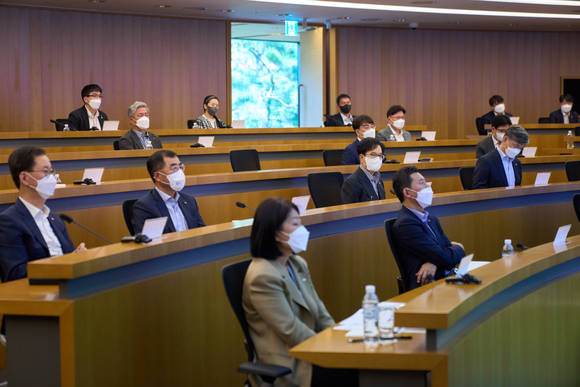 ▲CJ 이재현 회장(두번째줄 왼쪽 세번째)과 계열사 CEO 등 그룹 경영진들이 27일 CJ인재원에서 열린 'CEO미팅'에 참석, 2023~2025 중기전략 수립 방향성을 논의하고 있다. 앞줄 제일 왼쪽으로 이선정 CJ올리브영 신임대표가, 그 뒤로 (왼쪽부터) 최은석 CJ제일제당 대표, 강신호 CJ대한통운 대표, 김홍기 CJ주식회사 대표 등 주요 CEO들이 자리하고 있으며, 가장 뒷줄 왼쪽에 이선호 CJ제일제당 식품성장추진실장, 이경후 CJ ENM엔터테인먼트 브랜드전략실장 등이 자리하고 있다. / 사진=CJ