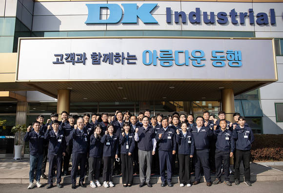 ▲28일 광주광역시에 위치한 삼성전자 협력회사 디케이에서 이재용 삼성전자 회장과 디케이 직원들이 기념촬영을 하고 있다. 사진=삼성전자
