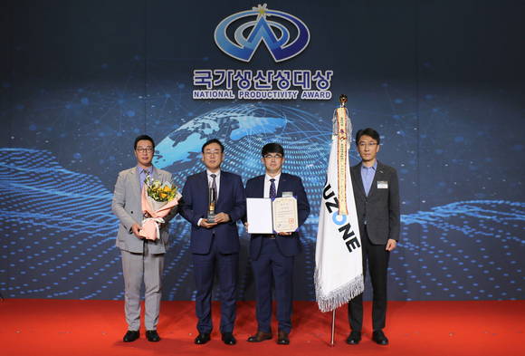 ▲더존비즈온은 국내 ICT 산업의 저변확대와 4차 산업혁명 확산에 기여한 공로를 인정받아 국가생산성대상 ‘대통령 표창’을 수상했다고 밝혔다. / 사진=더존비즈온