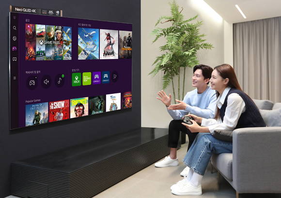 ▲삼성전자 모델이 서울 논현동에 위치한 삼성 디지털프라자 강남본점에서 삼성 TV로 ‘게이밍 허브’를 선보이고 있다. / 사진=삼성전자