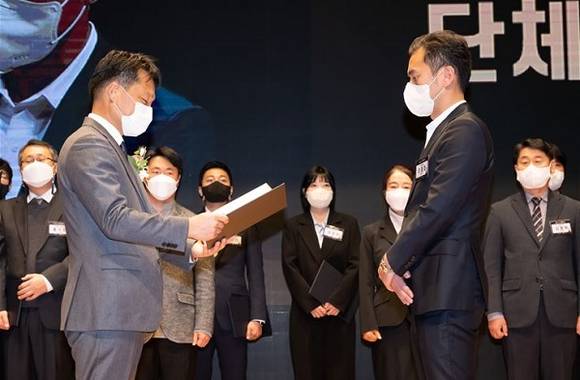 ▲이종호 모토벨로 대표(오른쪽)가 '2022 제품 안전의 날' 행사에서 제품안전관리 유공단체 부문 산업통상자원부 장관 표창을 받고 있다. / 사진=모토벨로