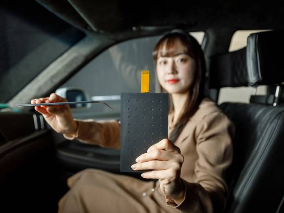 ▲LG디스플레이 직원이 '차량용 사운드 솔루션' 모듈을 소개하고 있다. / 사진=LG디스플레이