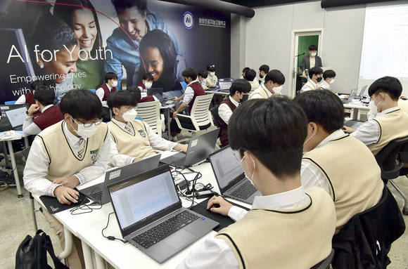▲광운인공지능고등학교 학생들이 KT의 AI 코치와 함께 AICE 베이직 과정 응시를 위한 사전 실습 교육에 참여하고 있다. / 사진=KT