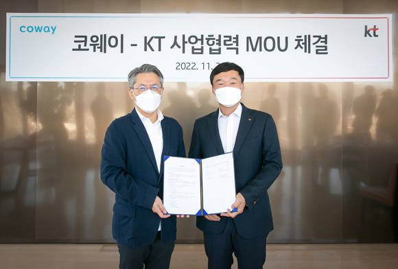 ▲서장원 코웨이 대표(왼쪽)와 윤경림 KT 그룹트랜스포메이션부문장이 30일 서울 종로구 KT 광화문 사옥에서 진행된 협약식에서 기념촬영을 하고 있다. / 사진=코웨이
