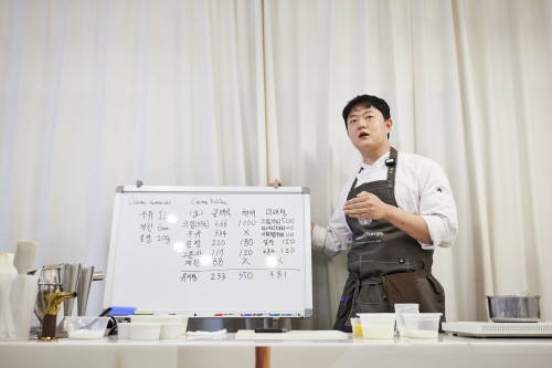 ▲크렘 브륄레의 클래식, 현재, 미래형 레시피를 비교하여 설명중인 이재인 셰프