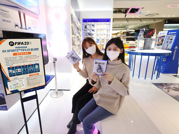▲롯데하이마트 메가스토어 잠실점 플레이스테이션 전문 스토어에서 모델들이 ‘피파 23’ 게임을 선보이고 있다. / 사진=롯데하이마트