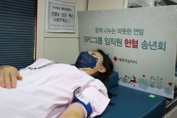 ▲지난 1일 서울 서초구 양재동 SPC 본사에서 진행된 헌혈송년회에서 SPC 직원이 헌혈에 참여하고 있다. / 사진=SPC