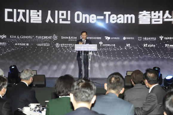 ▲7일 서울 송파구 소피텔 앰배서더 서울에서 열린 ‘디지털 시민 One-Team’ 출범식에서 구현모 KT 대표가 인사말을 하고 있다. / 사진=KT