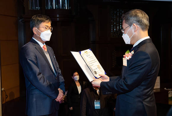 ▲이경조 뱅크웨어글로벌 대표가 지난 5일 ‘소프트웨어산업인의 날 기념식’에서 소프트웨어 산업발전 유공 대통령 표창을 받고 있다. / 사진=뱅크웨어글로벌