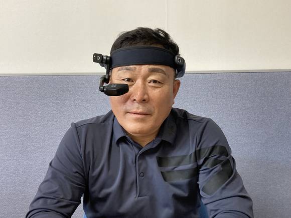▲이호길 리얼웨어코리아 사장이 리얼웨어의 스마트글라스 ‘리얼웨어 내비게이터 500’을 착용하고 제품을 설명하고 있다.