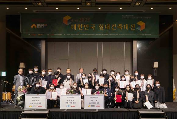 ▲김덕신 KCC글라스 전무(앞줄 왼쪽 여덟 번째)가 2022 제34회 대한민국 실내건축대전 수상자들과 기념사진을 찍고 있다. / 사진=KCC글라스