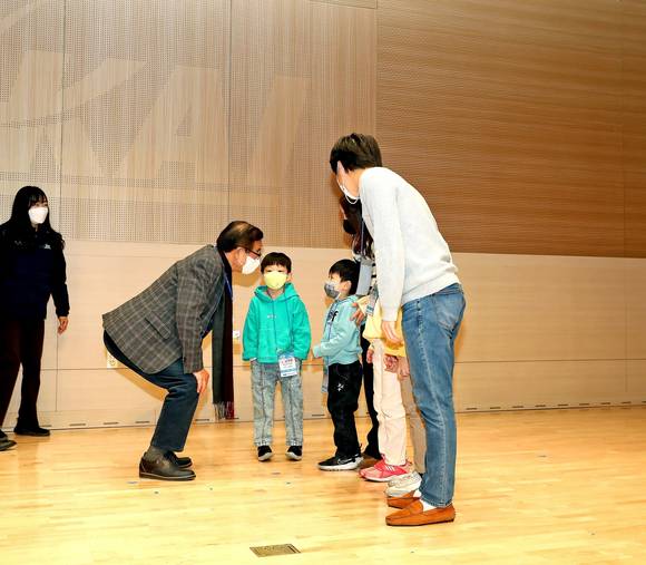 ▲강구영 사장이 KAI 카둥이데이에 참석한 대표가족과 인사를 나누고 있다. / 사진=한국항공우주산업