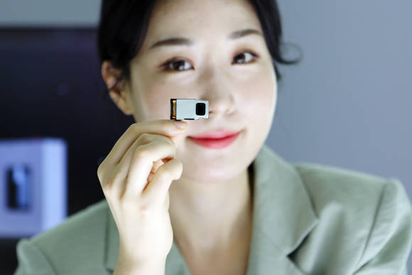 ▲LG이노텍 직원이 ‘고배율 광학식 연속줌 카메라모듈’을 선보이고 있다. / 사진=LG이노텍