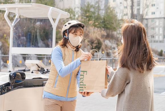 ▲프레시 매니저가 배달 상품을 전달하고 있다. / 사진=hy
