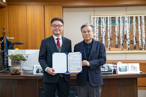 ▲이상규 아반토코리아 대표(왼쪽)과 이윤규 경기대학교 총장이 연구 소모품 기부 행사에서 기념사진을 촬영하고 있다. / 사진=아반토코리아